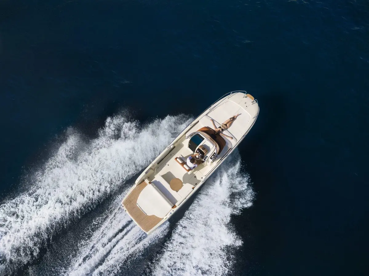 Invictus 280, main deck — Yacht Hire Marbella, Marbella. A nimble one-cabin runner for Marbella's close bays