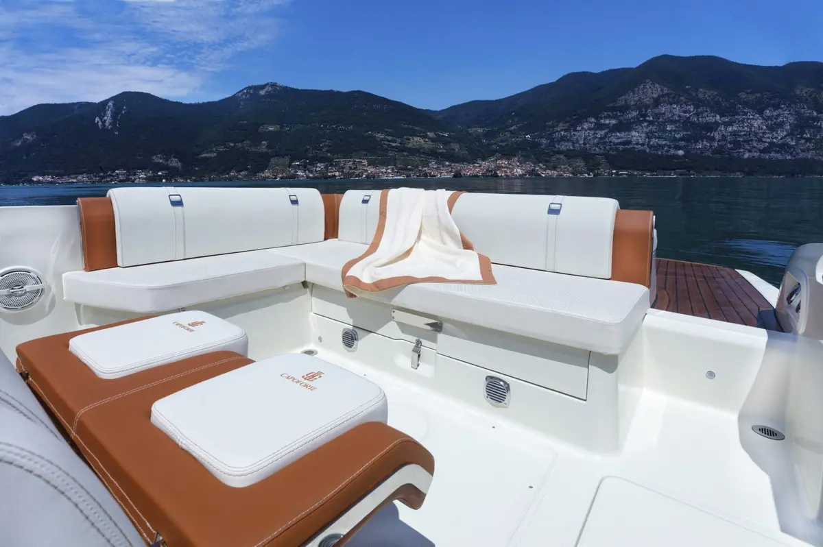 Invictus 280, flybridge — Yacht Hire Marbella, Marbella. A nimble one-cabin runner for Marbella's close bays