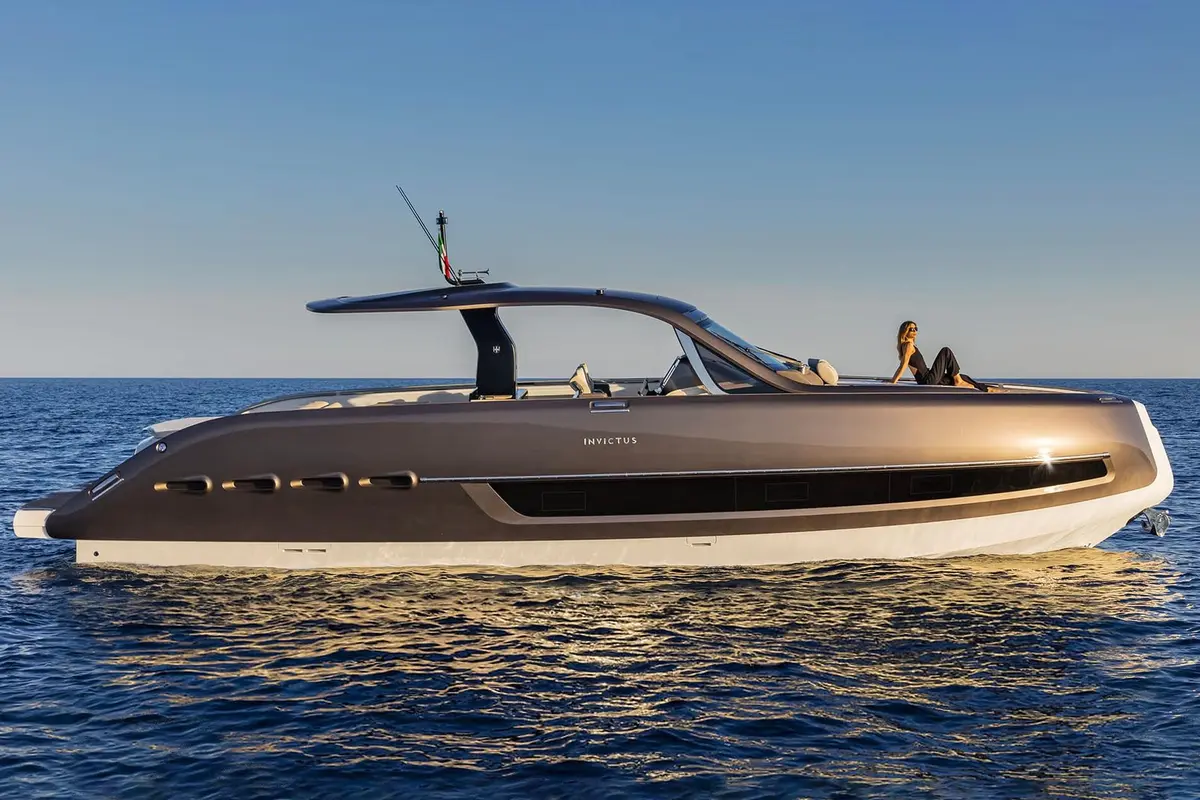 Invictus 460, exterior — Yacht Hire Marbella, Marbella. Fast bow-lounge runs along the Costa del Sol