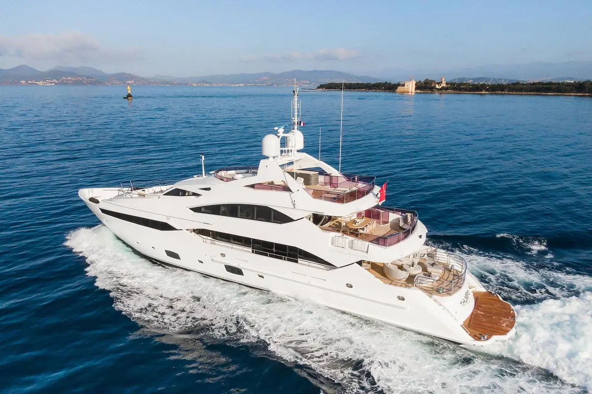 Thumper, salon — Yacht Hire Marbella, Marbella. Five cabins and slow mornings along the coast