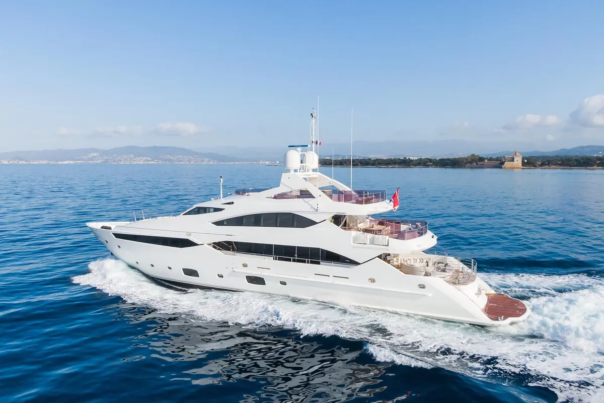 Thumper, master cabin — Yacht Hire Marbella, Marbella. Five cabins and slow mornings along the coast