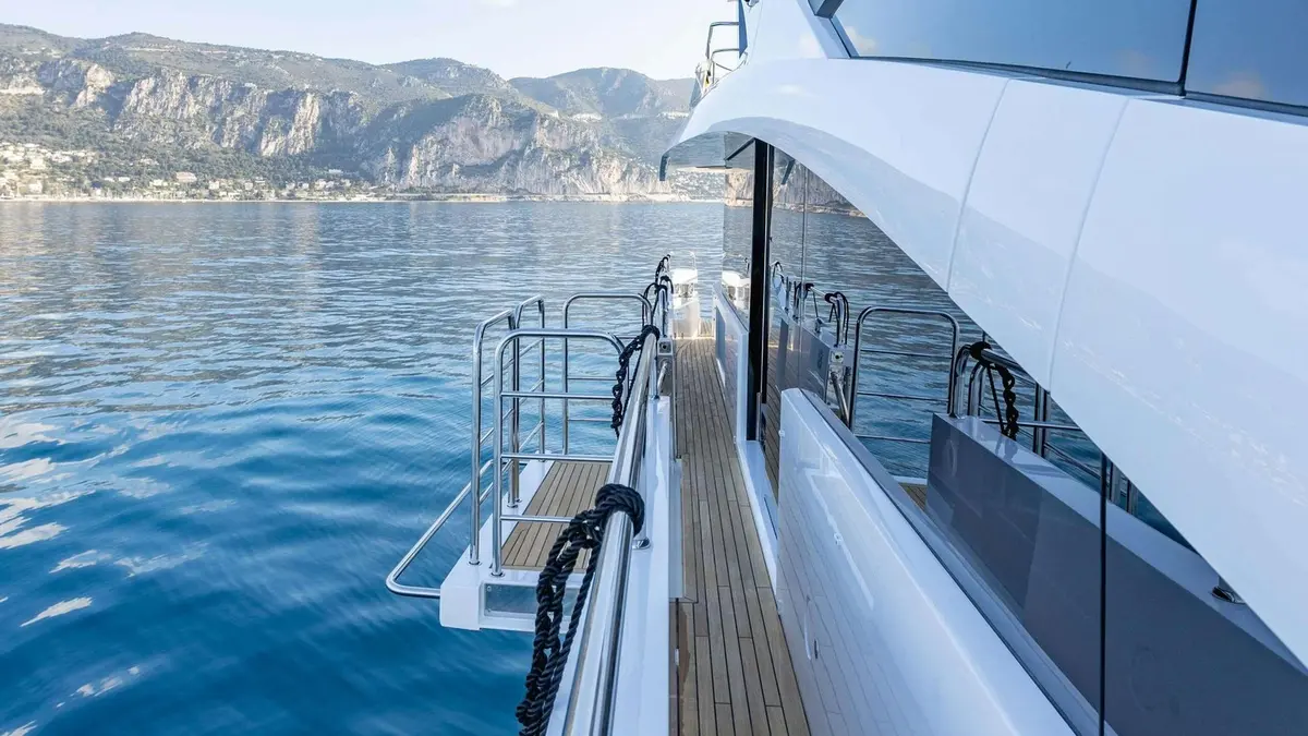 Sunseeker 86, salon — Yacht Hire Marbella, Marbella. Four cabins, calm coves, easy Marbella days